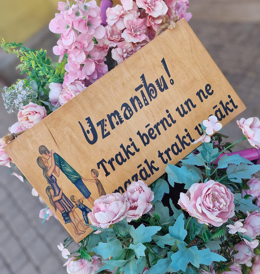 Dekors - koka dēlis ar uzrakstu