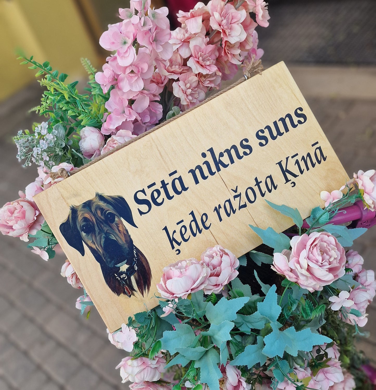 Dekors - koka dēlis ar uzrakstu
